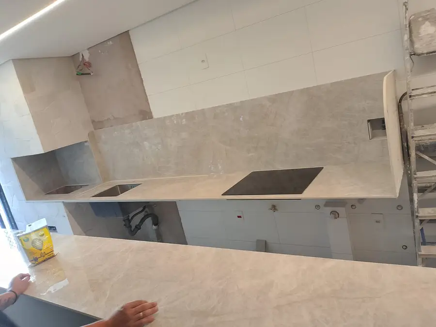 Bancada e parede da cozinha, em Lâmina Taj Mahal