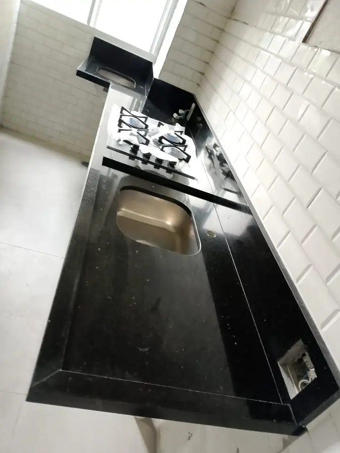 Bancada com cuba e cooktop, em Preto São Gabriel