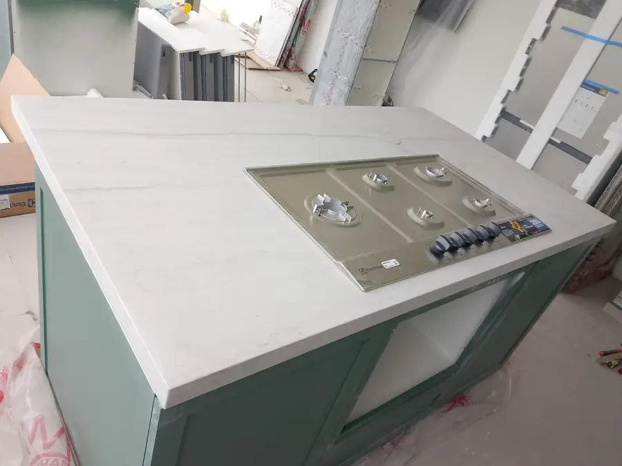 Ilha com cooktop, em Quartzito Marinho Branco