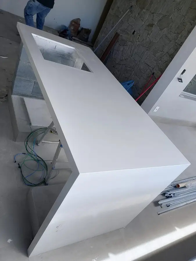 Ilha com a pedra descendo até o chão, em Quartzo branco importado